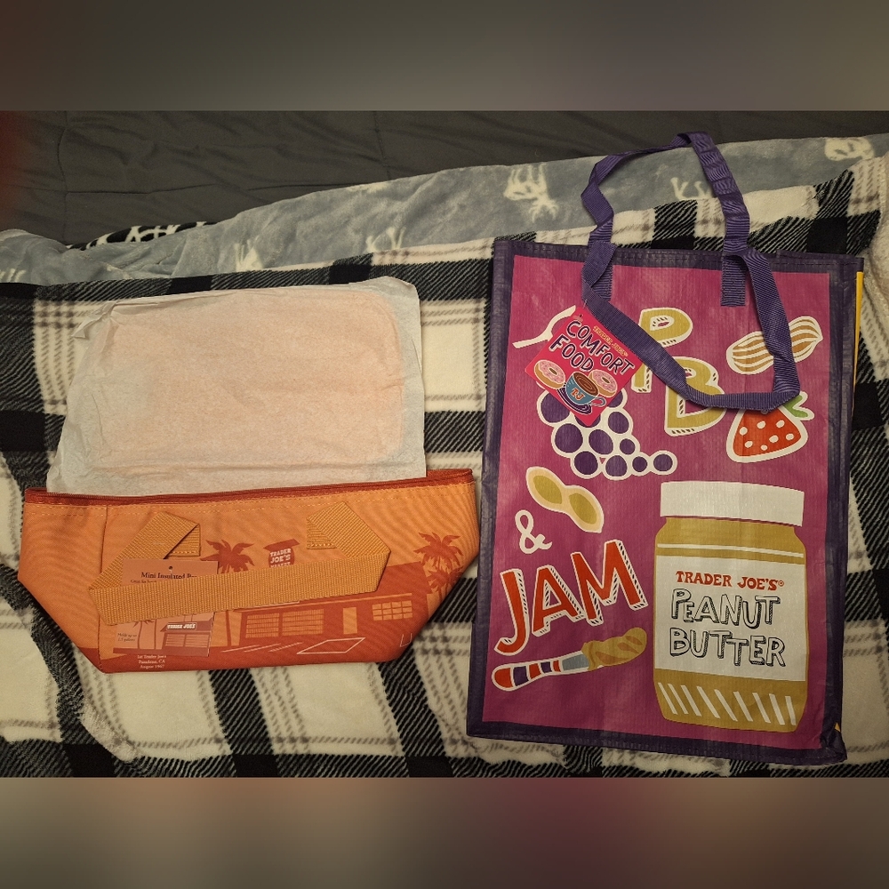 Trader Joe's NWT Summer 2025 Mini cooler With FREE gift! Perfect Holiday Gift!